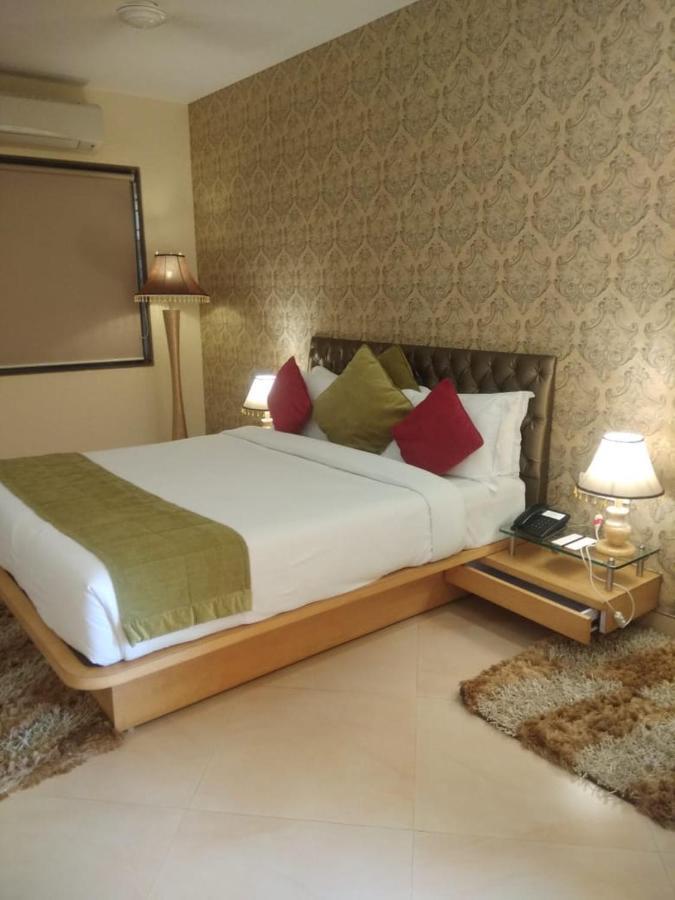 Meritas Seawind Beach Resort, Srīvardhan Buitenkant foto