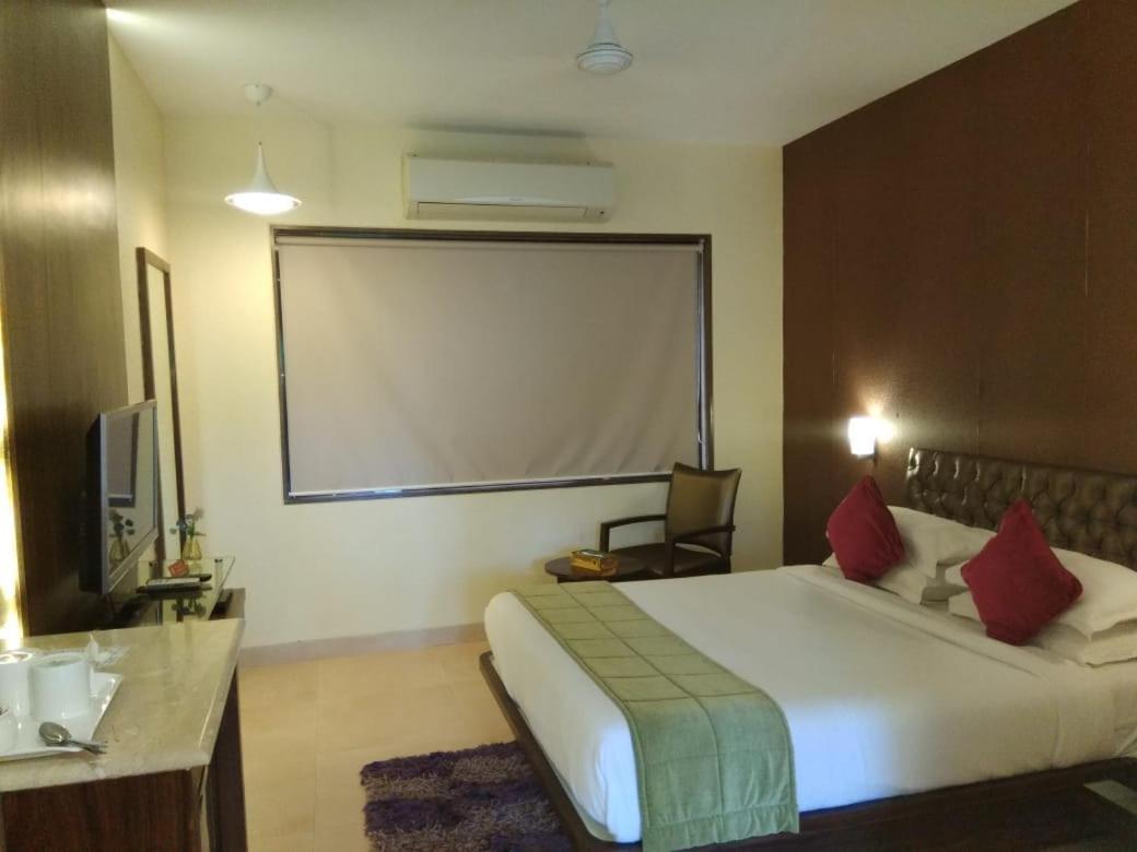 Meritas Seawind Beach Resort, Srīvardhan Buitenkant foto