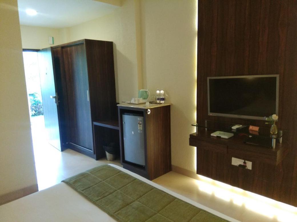 Meritas Seawind Beach Resort, Srīvardhan Buitenkant foto