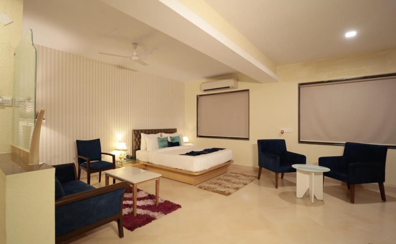 Meritas Seawind Beach Resort, Srīvardhan Buitenkant foto