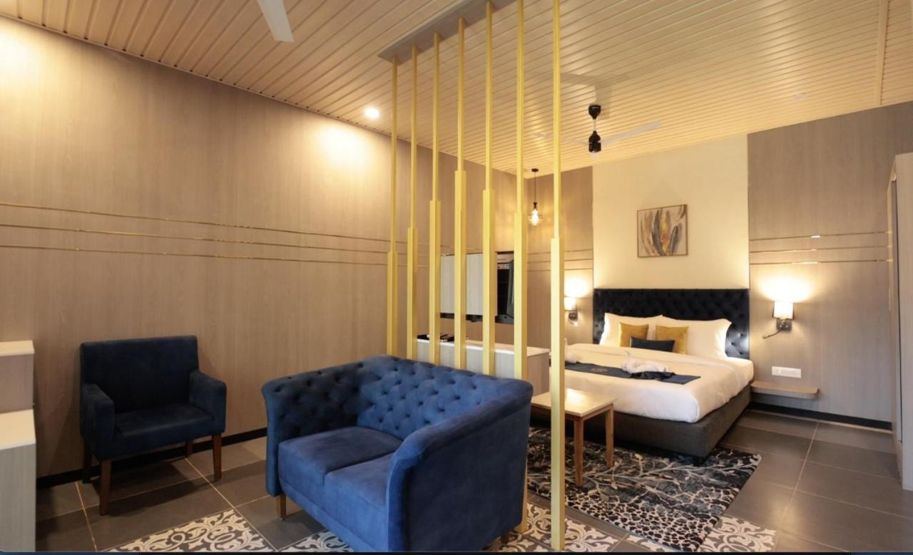 Meritas Seawind Beach Resort, Srīvardhan Buitenkant foto