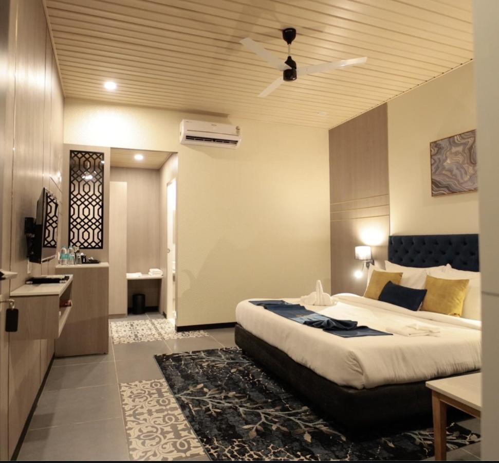 Meritas Seawind Beach Resort, Srīvardhan Buitenkant foto