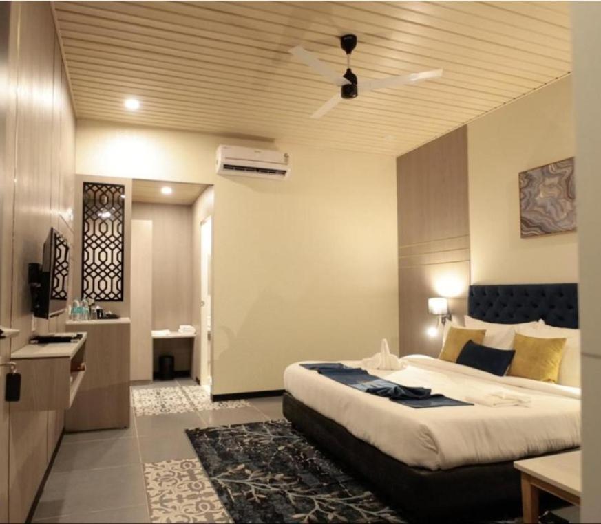 Meritas Seawind Beach Resort, Srīvardhan Buitenkant foto
